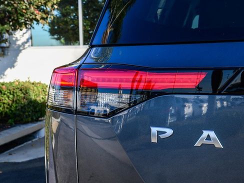 Used 2024 Nissan Pathfinder SV image 7