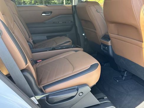 Certified 2025 Nissan Pathfinder Platinum FWD image 17