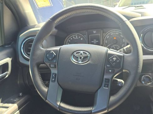 Used 2019 Toyota Tacoma TRD Off-Road w/ Technology Package AWD/4WD image 19