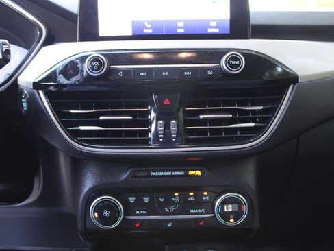 Used 2021 Ford Escape SE w/ Cold Weather Package image 19