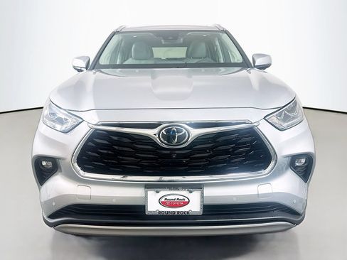 Certified 2025 Toyota Highlander Platinum AWD/4WD image 2