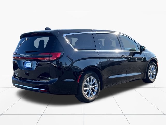 Used 2026 Chrysler Pacifica Limited FWD image 6
