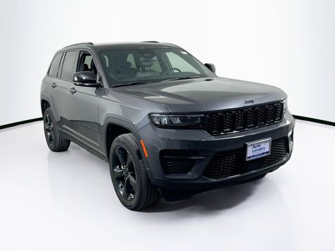 Used 2023 Jeep Grand Cherokee Altitude image 3