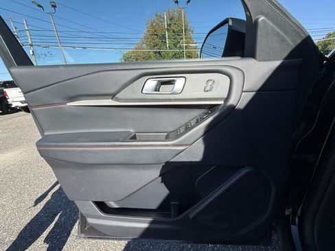 Used 2025 Ford Explorer ST-Line w/ ST-Line Street Pack AWD/4WD image 24