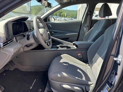 Used 2023 Hyundai Elantra SE w/ Preferred Accessory Package FWD image 9