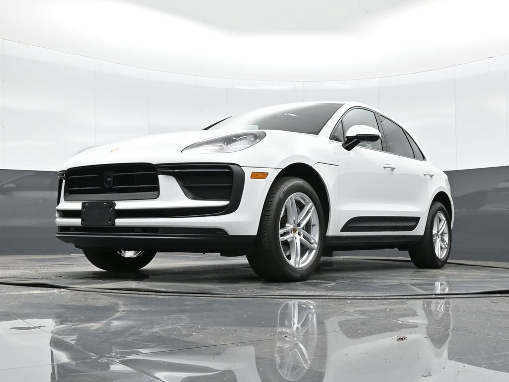Certified 2025 Porsche Macan AWD/4WD image 34