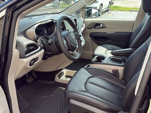 Used 2024 Chrysler Pacifica Limited FWD image 5