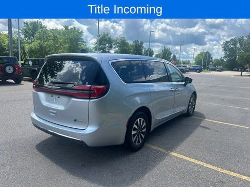 Used 2023 Chrysler Pacifica Limited FWD image 6
