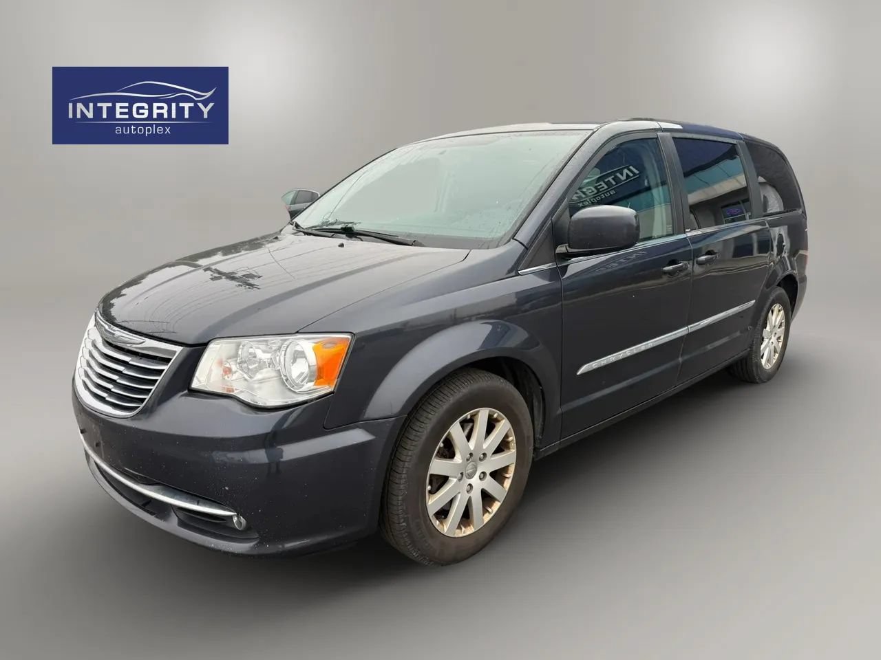 Used 2014 Chrysler Town & Country Touring FWD image 1