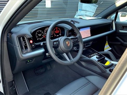 New 2025 Porsche Cayenne Coupe image 4