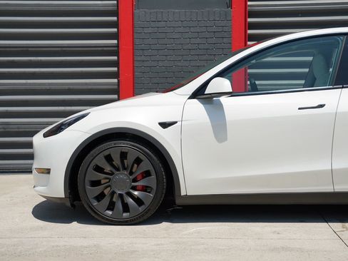Used 2022 Tesla Model Y Performance AWD/4WD image 7
