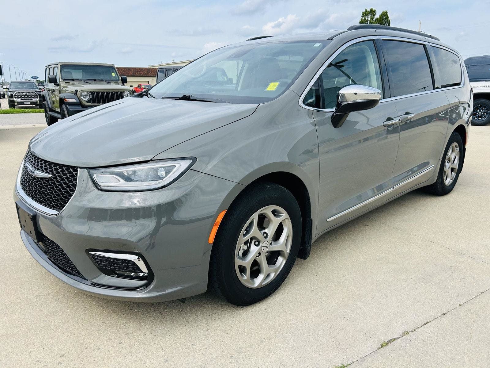 Used 2023 Chrysler Pacifica Limited FWD image 39