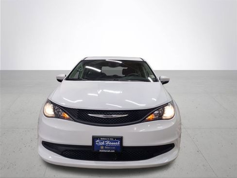 Used 2023 Chrysler Voyager LX image 3