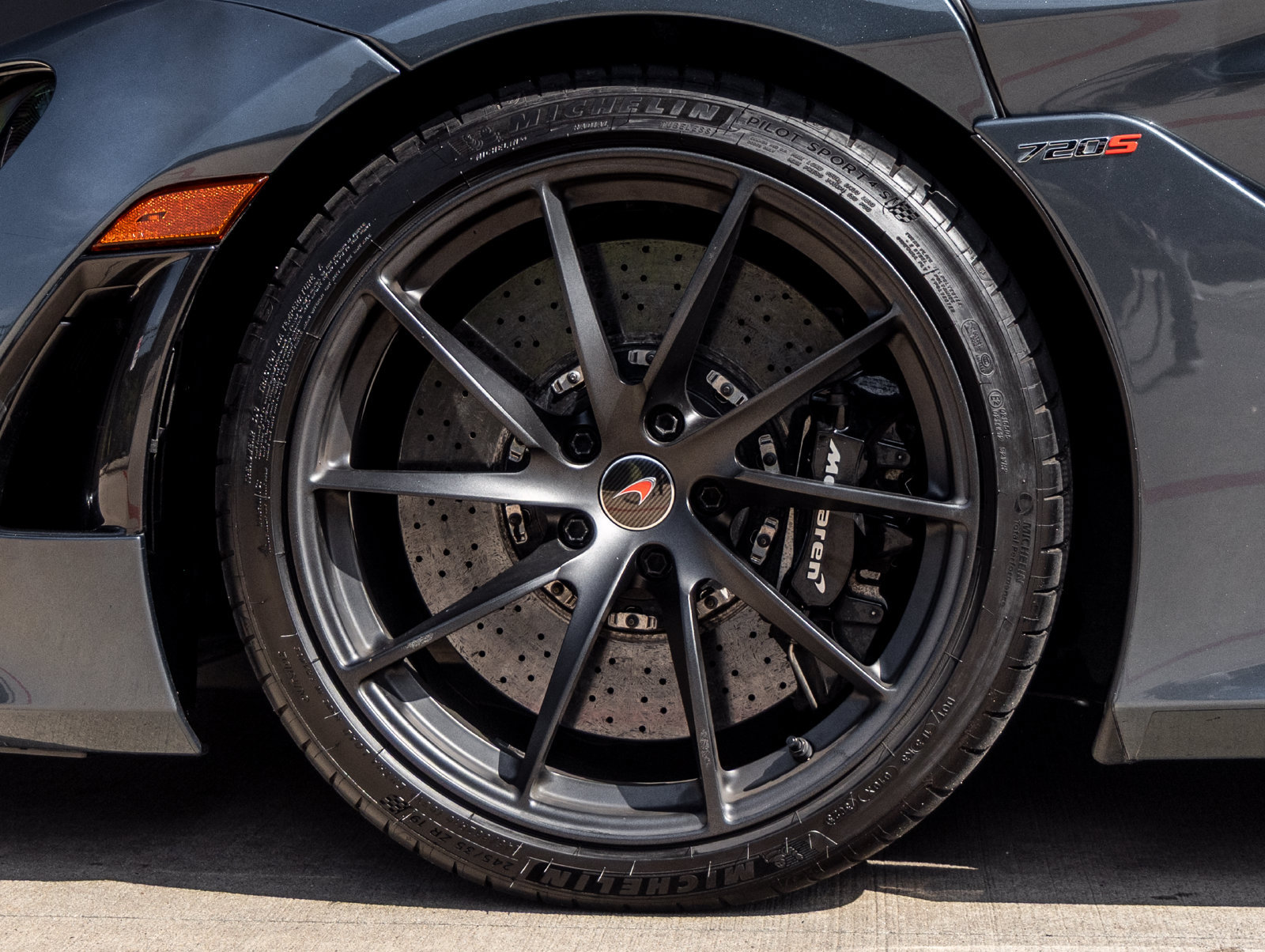 Used 2018 McLaren 720S RWD image 17