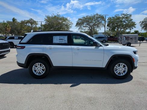 New 2025 Jeep Grand Cherokee Laredo AWD/4WD image 4