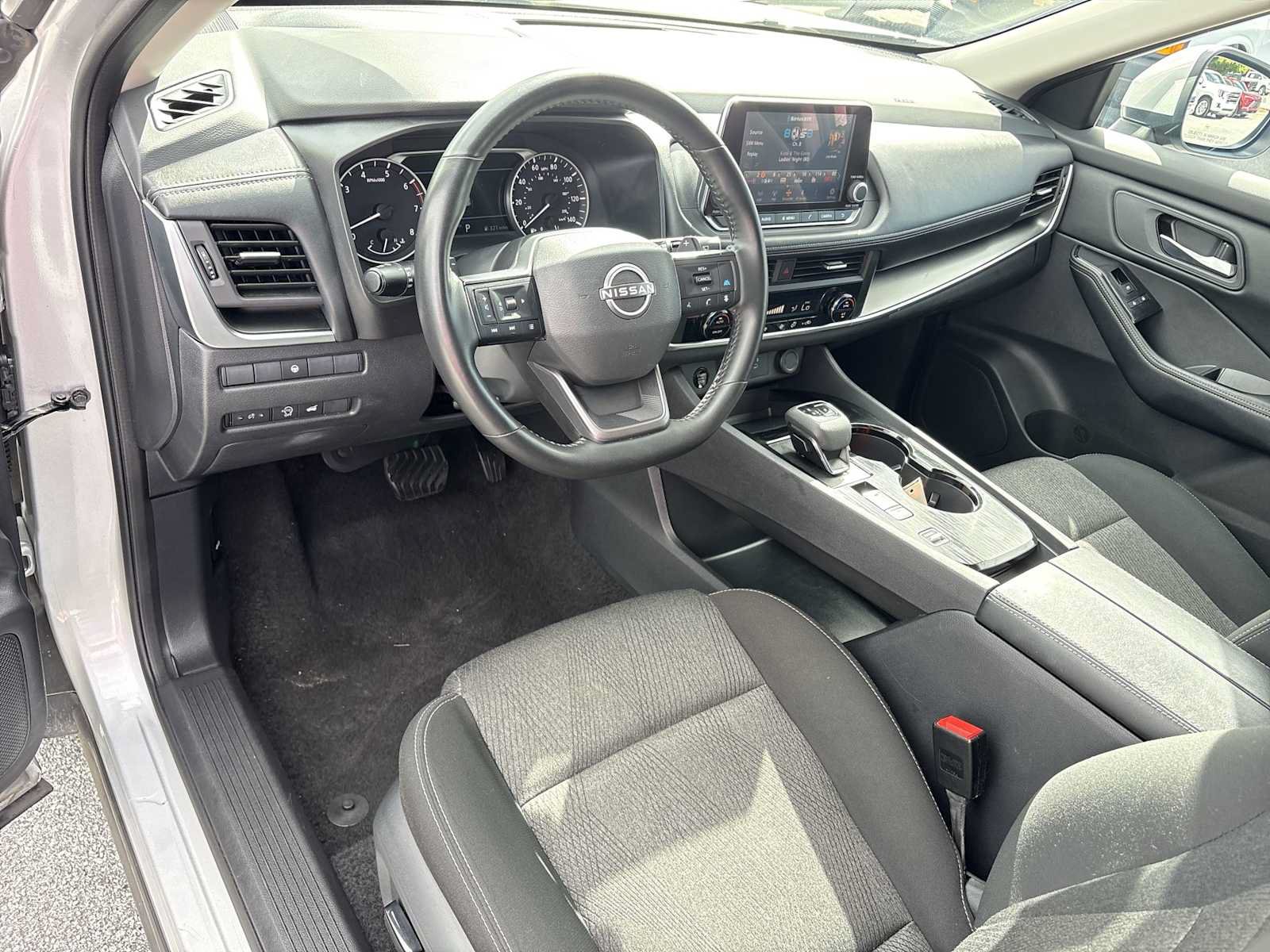 Used 2025 Nissan Rogue SV FWD image 10