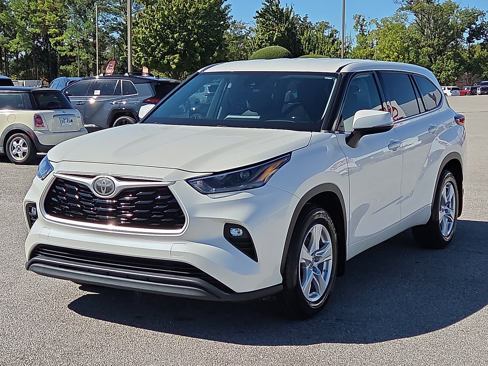 Used 2021 Toyota Highlander LE AWD/4WD image 2