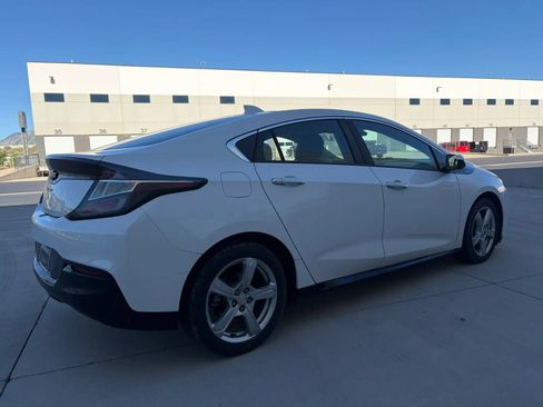 Used 2017 Chevrolet Volt LT FWD image 4