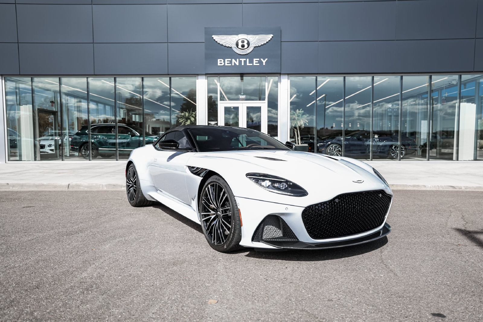 Used 2022 Aston Martin DBS Superleggera Volante RWD image 18