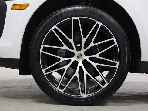 Certified 2026 Porsche Macan AWD/4WD image 40