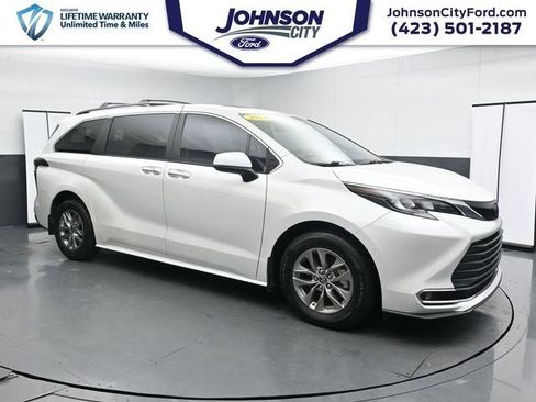 Used 2024 Toyota Sienna XLE FWD image 2