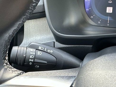 Used 2025 Volvo XC40 B5 Plus image 26