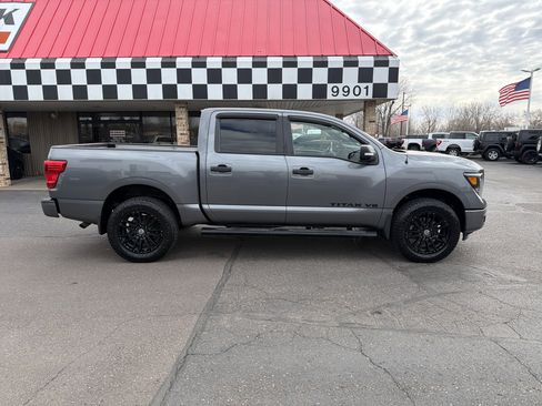 Used 2019 Nissan Titan SL w/ Midnight Edition image 8