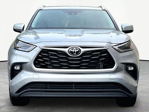Used 2023 Toyota Highlander XLE FWD image 4