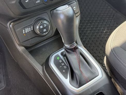 Used 2023 Jeep Renegade Trailhawk AWD/4WD image 23
