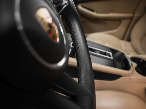 Certified 2023 Porsche Macan AWD/4WD image 30