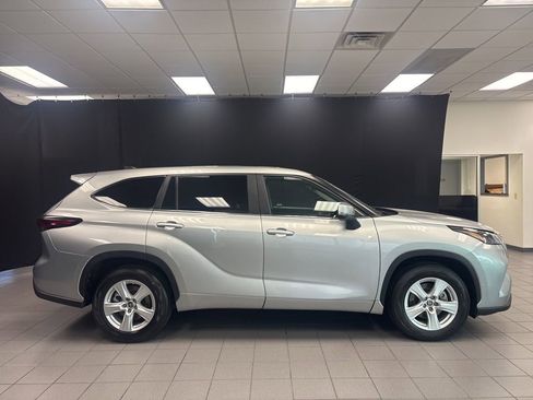 Used 2024 Toyota Highlander LE FWD image 2