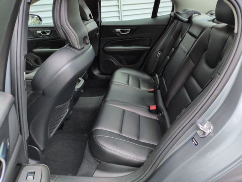 Used 2021 Volvo S60 T5 Momentum w/ Advanced Package image 28