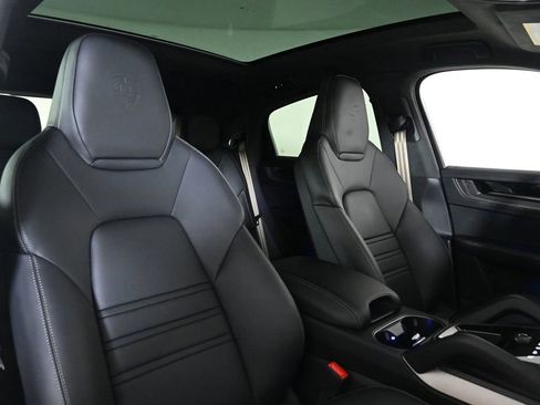 New 2025 Porsche Cayenne Turbo image 17