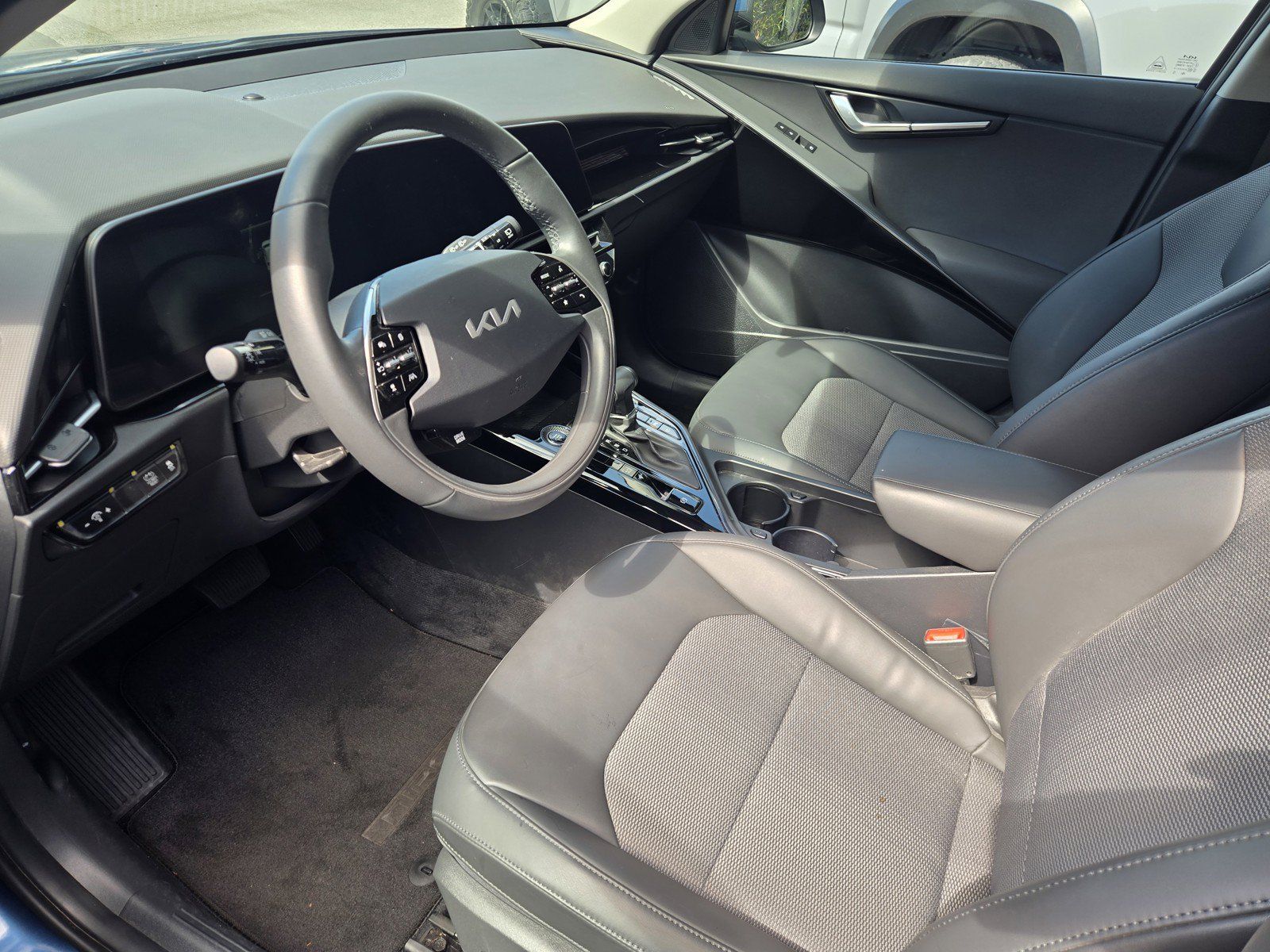 Used 2024 Kia Niro EX FWD image 4