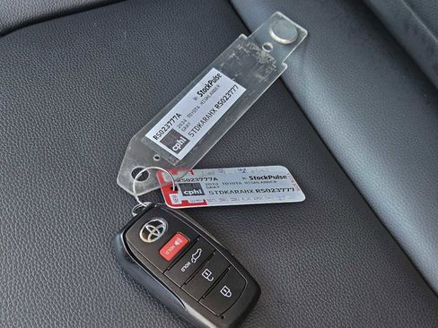 Used 2024 Toyota Highlander XLE image 34