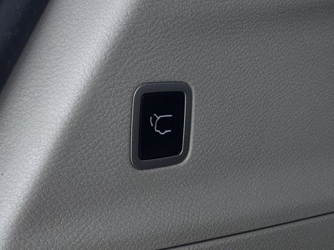 Used 2023 Chrysler Pacifica Touring-L image 29