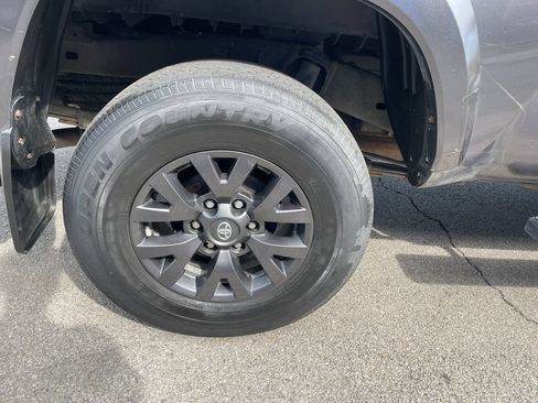 Used 2022 Toyota Tacoma SR5 w/ SR5 Appearance Package (SM) AWD/4WD image 12