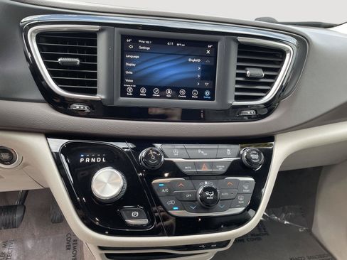 Used 2020 Chrysler Pacifica Touring-L FWD image 22
