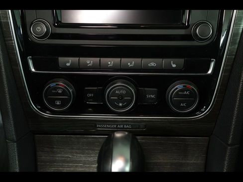 Used 2018 Volkswagen Passat 2.0T SE FWD image 13