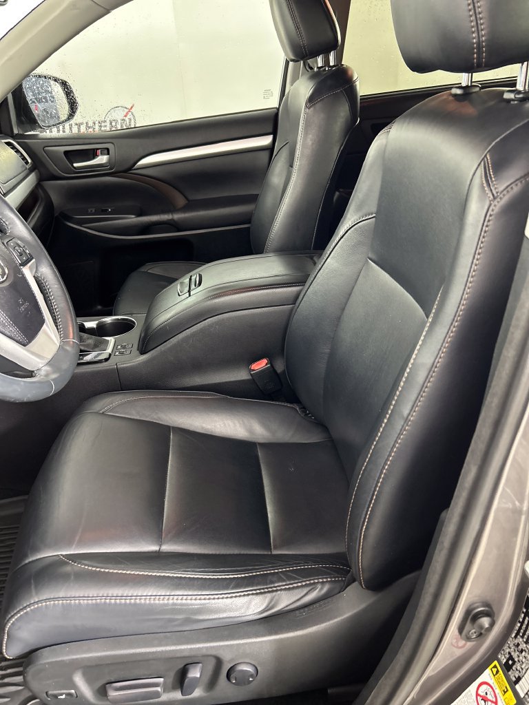 Used 2016 Toyota Highlander XLE AWD/4WD image 12