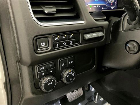 Used 2024 Chevrolet Suburban Premier w/ Premium Package 2 AWD/4WD image 38