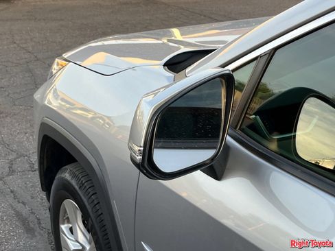 Used 2019 Toyota RAV4 XLE w/ Convenience Package FWD image 9