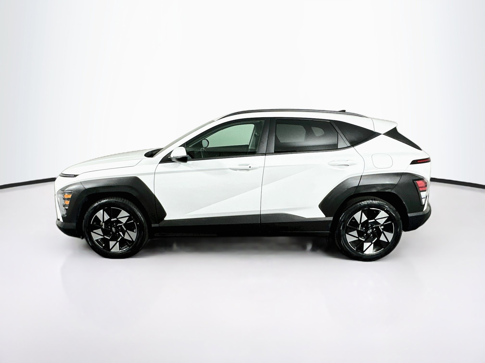 Used 2025 Hyundai Kona SEL FWD image 4
