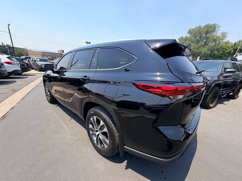 Used 2023 Toyota Highlander XLE AWD/4WD image 5