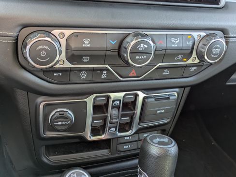 Used 2024 Jeep Wrangler Sport S image 14