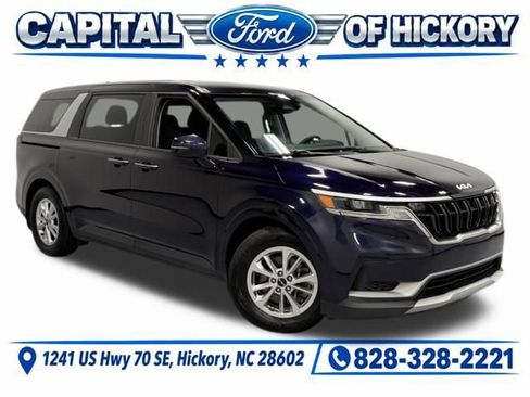 Used 2023 Kia Carnival LX FWD image 1