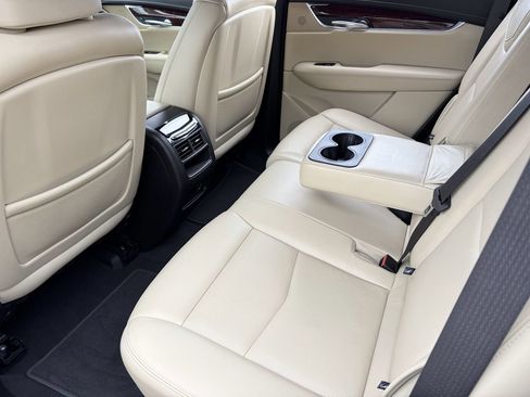 Used 2019 Cadillac XT5 Luxury FWD image 16