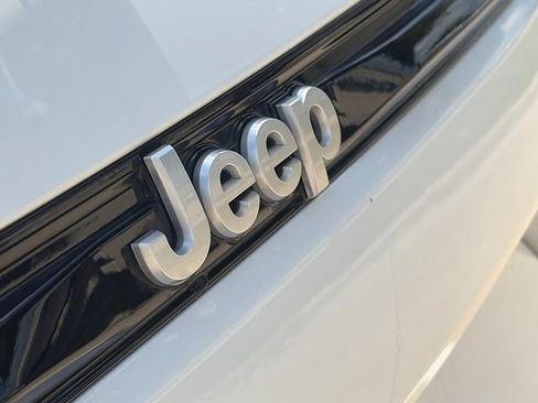 Used 2025 Jeep Grand Cherokee Limited RWD image 12