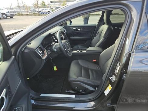 Used 2025 Volvo V60 B5 Cross Country Plus image 8