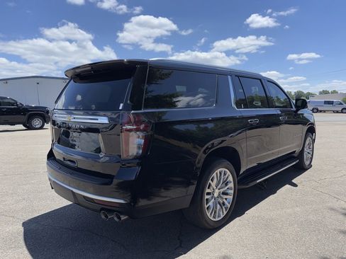 Used 2024 Chevrolet Suburban High Country w/ Advanced Technology Package AWD/4WD image 5